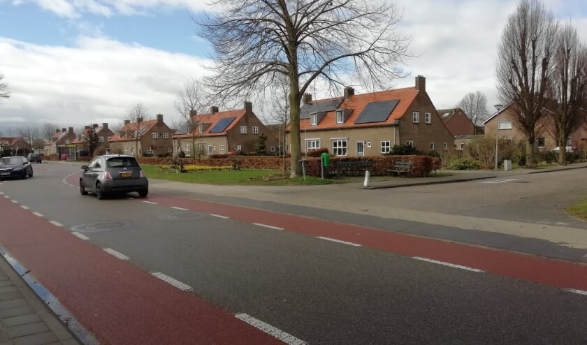 <p>Splitsing Korenbloemstraat met N840, op achtergrond parallelweg. (foto: Dorpsagenda Leuth)</p>