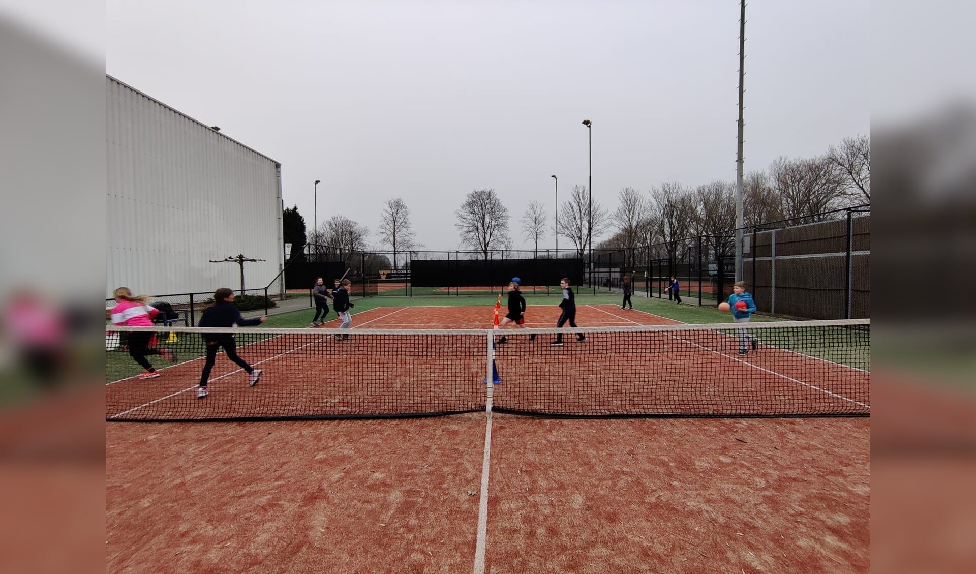 Freerunning groep op de tennisbaan in Lienden. (foto: G. van Verseveld)