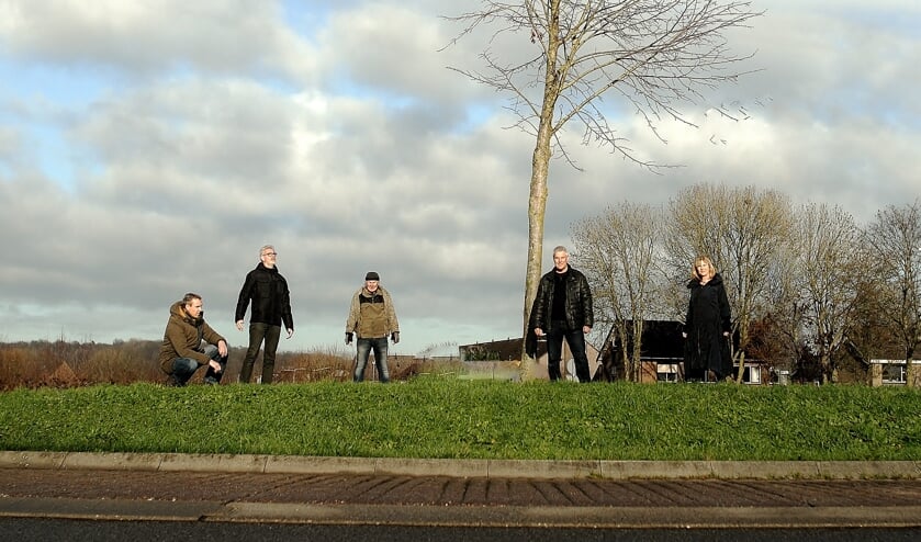 <p>Werkgroep op de rotonde. Van inks naar rechts: Richard van der Heiden, Wiel Hermans, Hans Bouwman, Louis Hoogveld, Dorien Alink.</p>