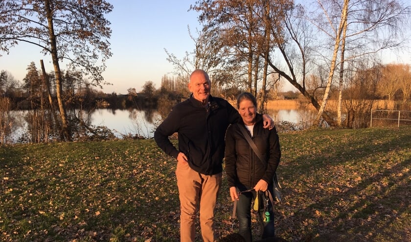 Wandelen is hot tijdens de lockdown. Hennie Bot en Caroline Slager genieten met hond Lola van een prachtige februaridag bij de Nevelhorst in Didam. Foto: Floor Koers