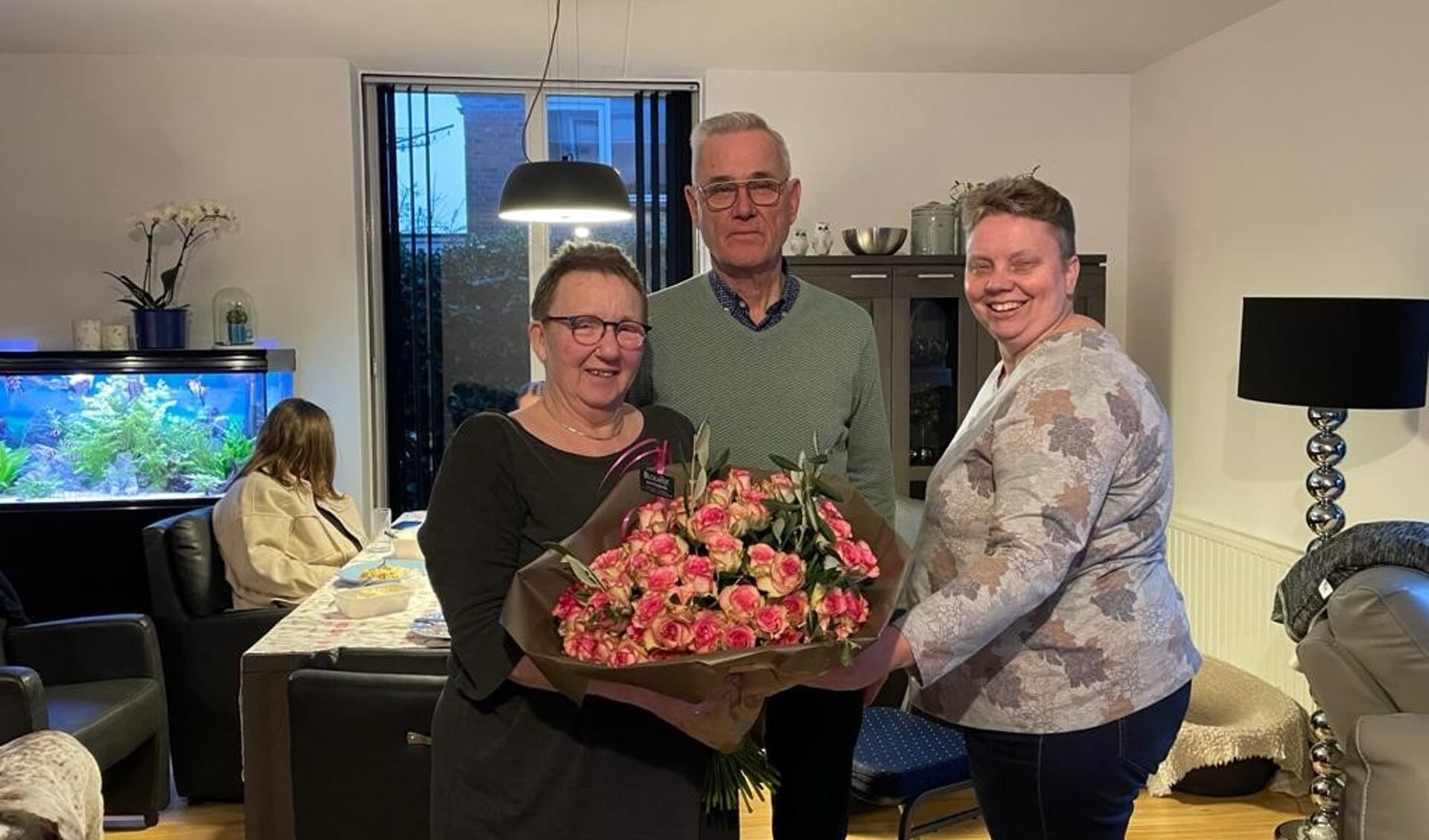 Voorzitter Carla Smits kwam Gerrit en Hennie een bloemetje namens de vereniging brengen.