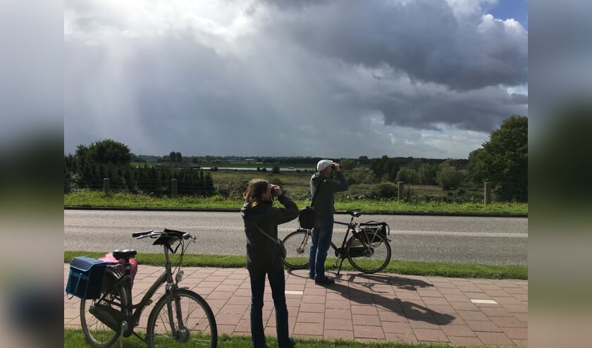 <p>Voorbijgangers genieten van uniek vergezicht.</p>