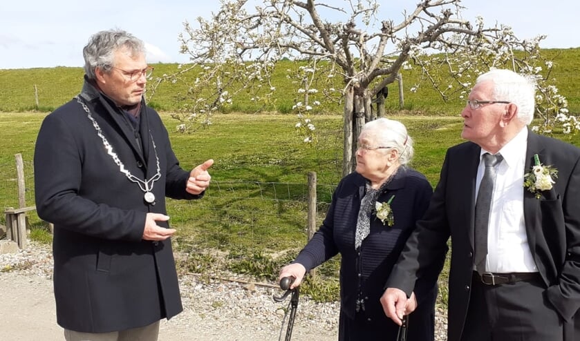 <p>De heer en mevrouw Mauritz-De Rooi en burgemeester Kottelenberg. (foto: A.Hendriks)</p>