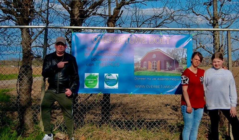 <p>De bewoners onthullen het nieuwe spandoek. (foto: Dani)</p>