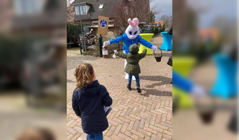 <p>De paashaas verwelkomt kinderen uit Randwijk. (foto: Lies Lini)</p>