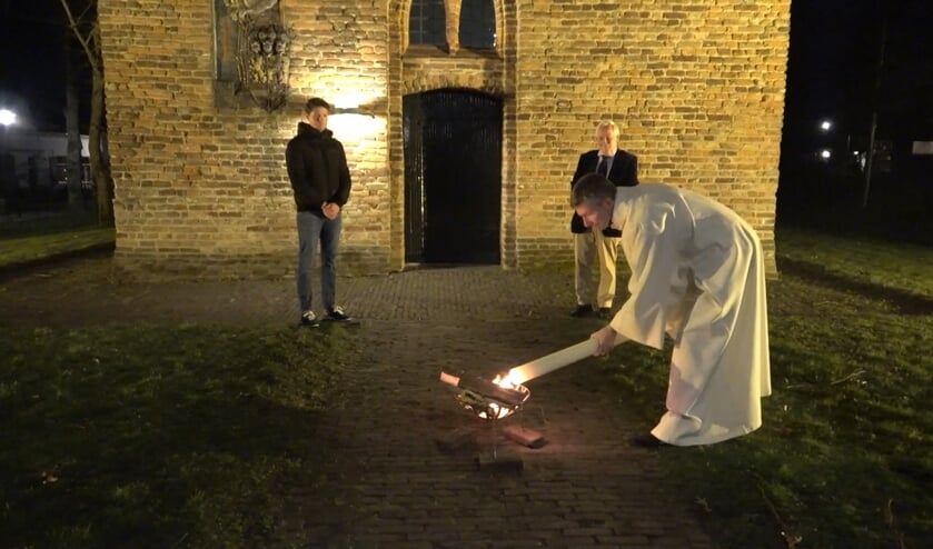<p>De paarskaars wordt ontstoken (beeld uit onlineviering van zaterdag 3 april). (foto: PKN Heumen)</p>