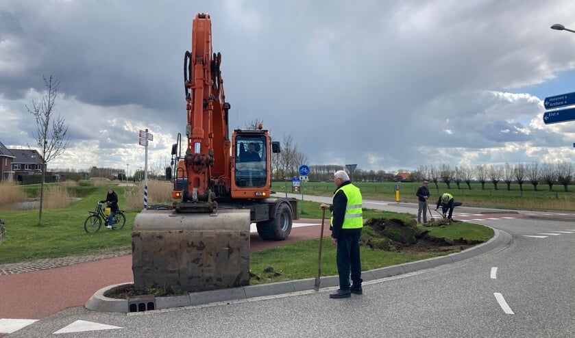 <p>De buitenring van de rotonde wordt uitgegraven. (foto: W. Alink)</p>