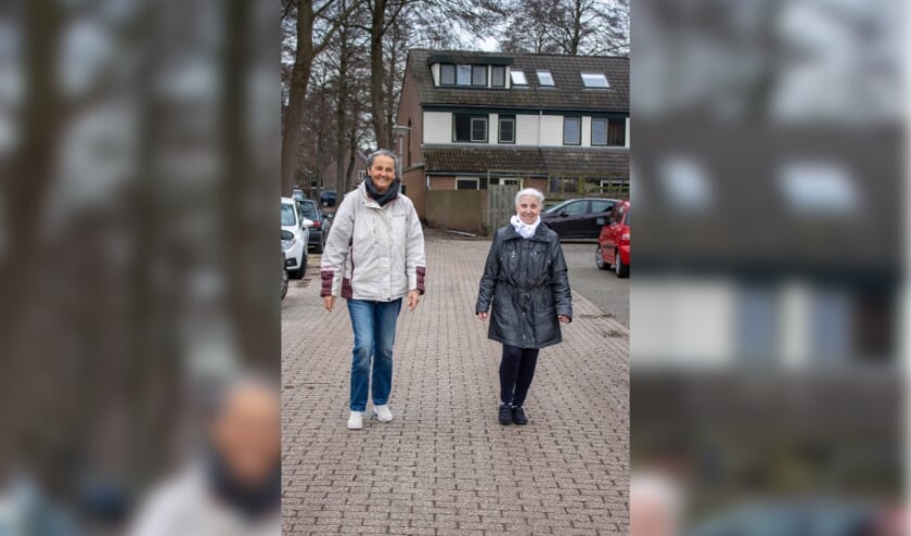 <p>Iemand met dementie krijgt steun van een buurtgenoot. (foto: Bente Lenderink)</p>