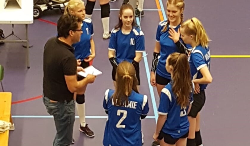 <p>Volamie Meisjes A tijdens time out.</p>