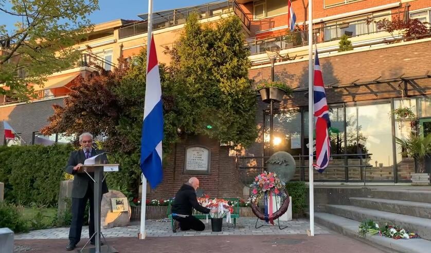 <p>Evert Meeuwissen leest de namen voor van alle slachtoffers Jan Nielen legt voor elk slachtoffer een Gerbera. (foto: screenshot van de video die hier bij gemaakt is gemaakt door Jan Nielen)</p>