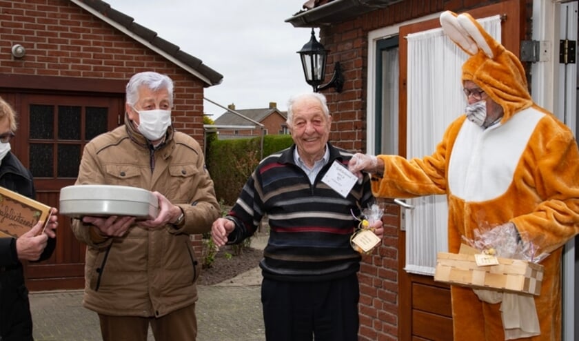 <p>Bezorgen van eten en eieren. (foto: Hans Gerichhausen sportfotoangeren.nl)</p>