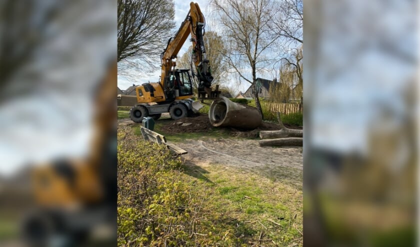<p>Betonnenbuis wordt verwijderd. (foto: Jelmar vd Ploeg)</p>
