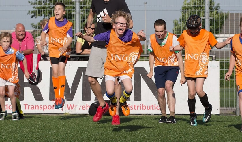 <p>Plezier op het voetbalveld. (foto: Stichting Fonds Gehandicaptensport)</p>