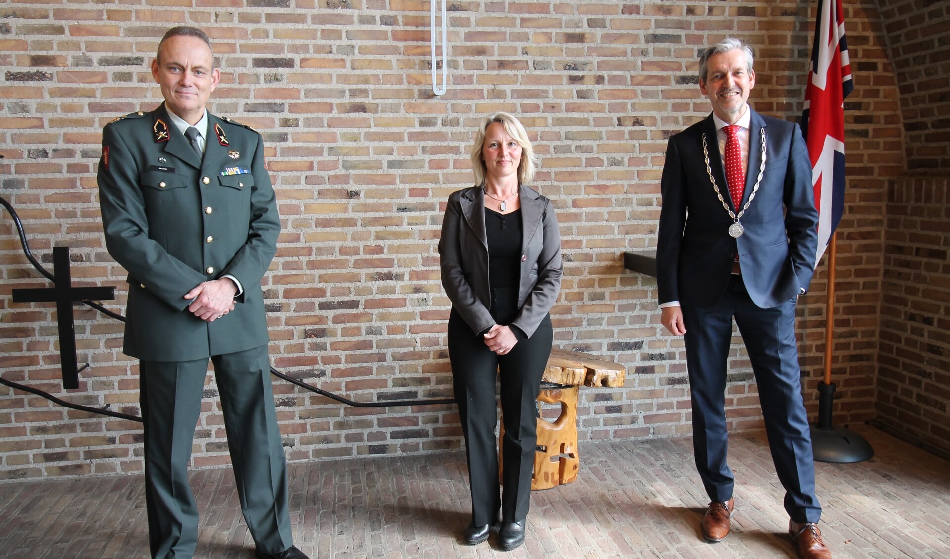 Van links naar rechts: generaal-majoor Rob Jeulink, Monique van de Vijver en burgemeester Hans van der Pas. (foto: Marco Diepeveen)