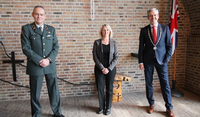 <p>Van links naar rechts: generaal-majoor Rob Jeulink, Monique van de Vijver en burgemeester Hans van der Pas. (foto: Marco Diepeveen)</p>
