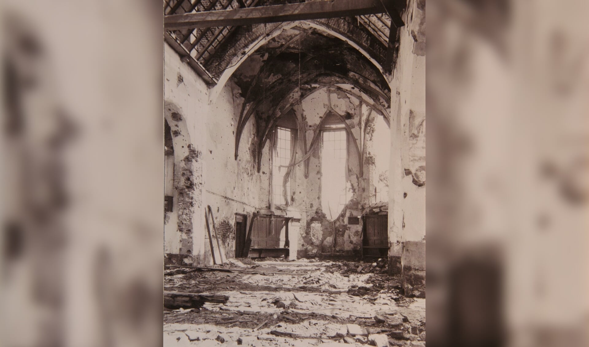 1945 Het door oorlogsgeweld zwaar beschadigde interieur van de dorpskerk van Kesteren. (foto: Archief Gerrit Hendriks)