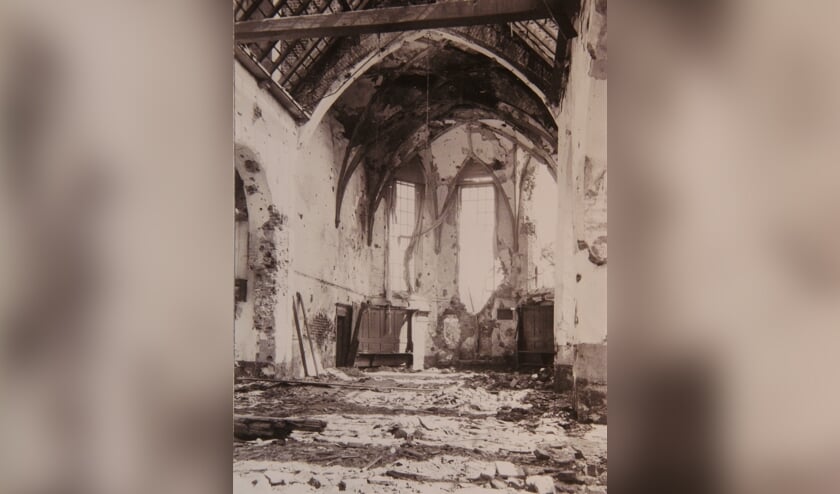 <p>1945 Het door oorlogsgeweld zwaar beschadigde interieur van de dorpskerk van Kesteren. (foto: Archief Gerrit Hendriks)</p>