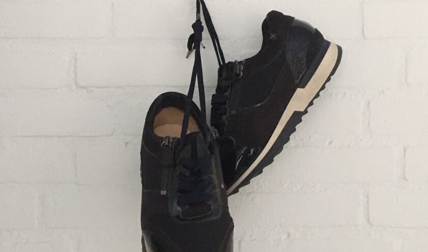 <p>Wandelschoenen klaar om op pad te gaan. (foto: Archief Zandse Kerk)</p>