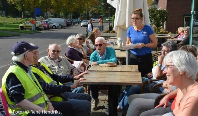 <p>De fietsgroep van KBO Beek deed zich in de voorgaande jaren ook te goed op een terrasje. (foto: Rene Hendriks)</p>