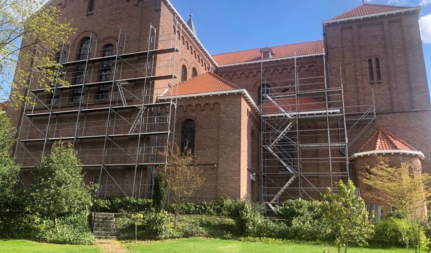 <p>Steigers bij kerk. (foto: Parochie Groesbeek)</p>