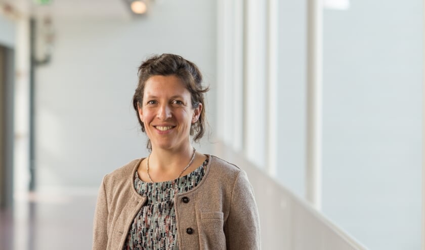 <p>Epidemioloog Alma Tostmann geeft een lezing over COVID-19 en andere infectieziekten. (foto: Radboudumc)</p>