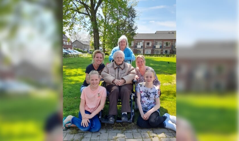<p>Mevrouw Lucassen (omi) van 95 jaar met haar dochter, 2 kleinkinderen en 2 achterkleinkinderen. (foto: genomen door nog een achterkleindochter)</p>