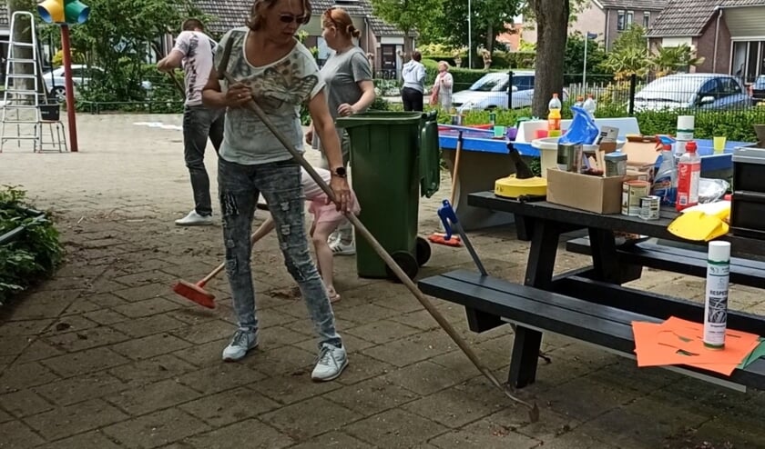 <p>Alies deLleeuw, ouder tijdens het schoonmaken. (foto: Dennis Heijmans)</p>