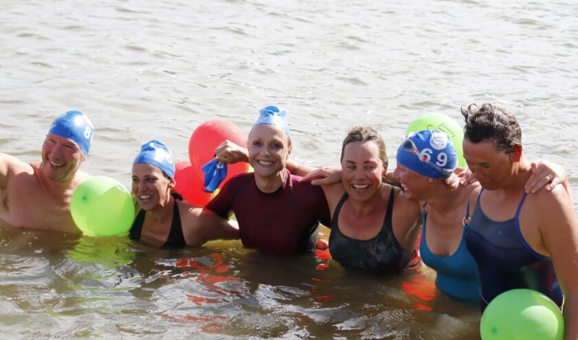 <p>Deelnemers bij de finish bij de vorige editie van 2019. (foto: Organisatie Swim to Fight Cancer)</p>