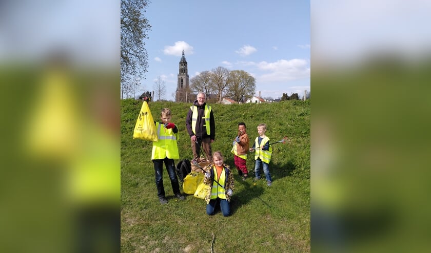 <p>Samen aan de slag met zwerfafval opruimen. (foto: Andrea Stolk)</p>