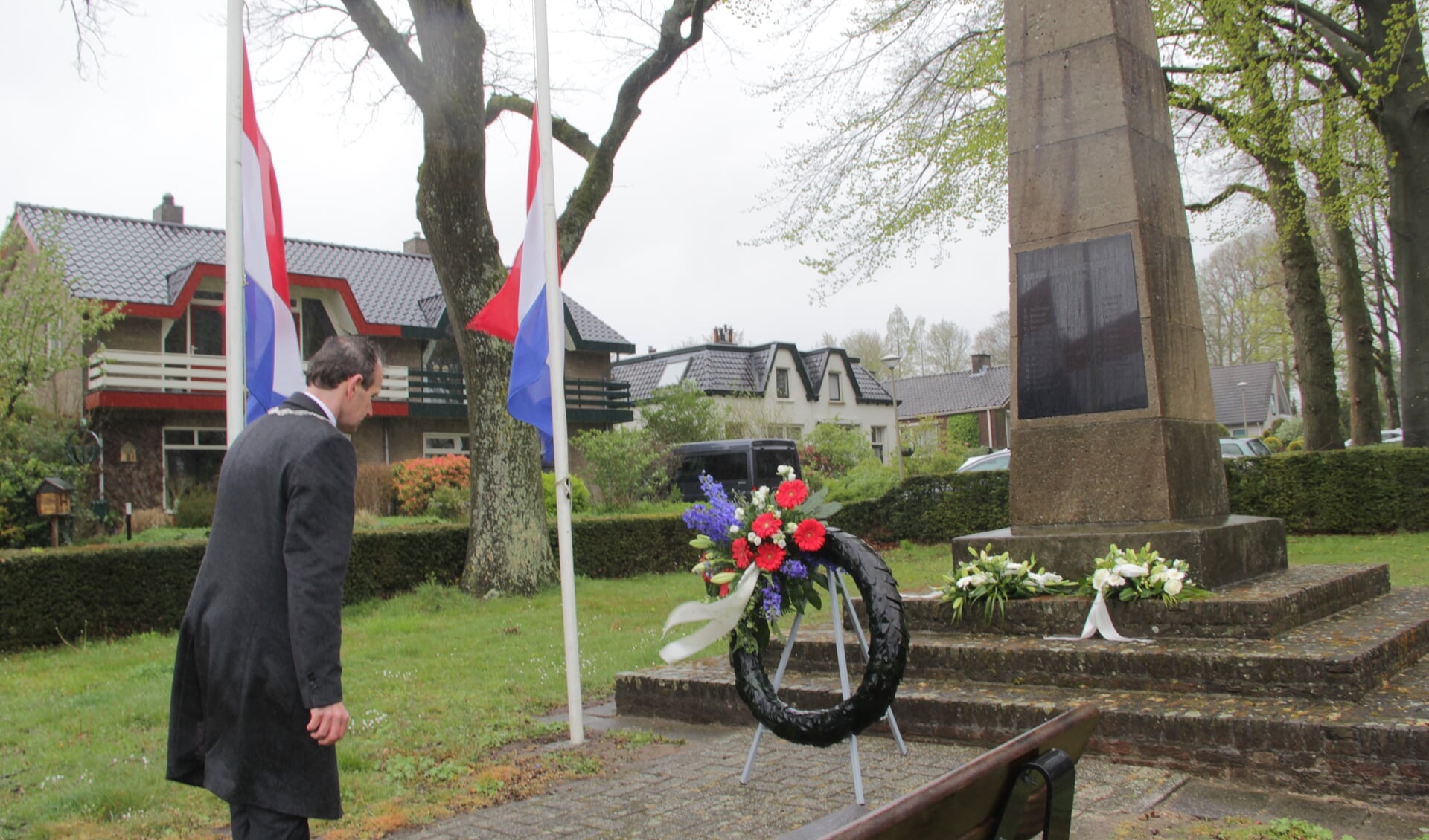 Burgemeester legt krans bij monument op de Clarenbeekseweg in Berg en Dal. (foto: Peter Hendriks)