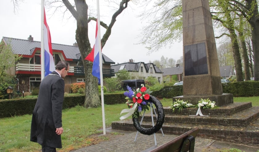 <p>Burgemeester legt krans bij monument op de Clarenbeekseweg in Berg en Dal. (foto: Peter Hendriks)</p>