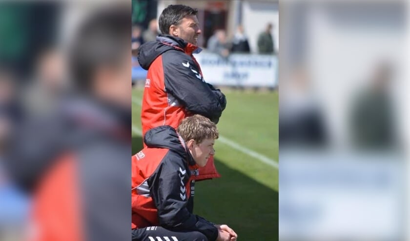 <p>Jeroen Neuhaus (staand), trainer van Jonge Kracht JO19-1 en stuwende kracht achter de nieuwe Lingewaard Cup.</p>