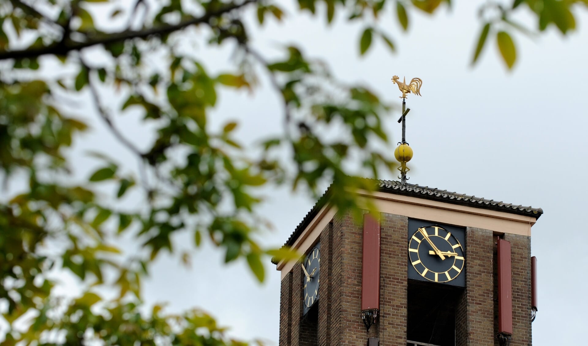 Het uurwerk van de Martinustoren vraagt om verlichting. (foto: Sjaak Veldkamp)