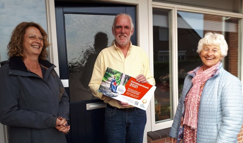 <p>Van links naar rechts: Monique Heijnis vz ZB, Dick van Altena, Lies Menting, vrijwilliger timet de verkoop van het eerste lot. (foto: N Thomson)</p>