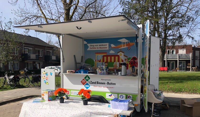 <p>De Zwaanse buurtkraam in Huissen. (foto: Monique Milder)</p>