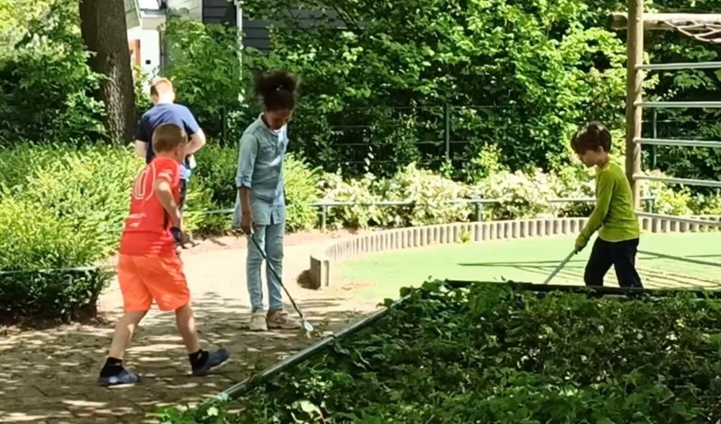 Kinderen van de isandraschool (Rik, Levi, Sidona) tijdens de schoolmaak. (foto: Dennis Heijmans)