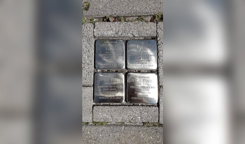 <p>De Stolpersteine. (foto: Pierre van der Schaaf)</p>