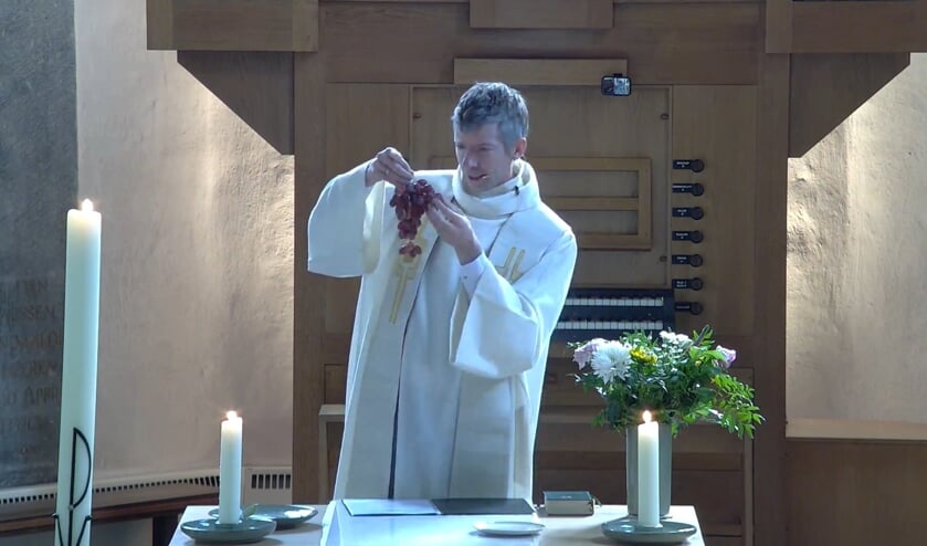 <p>Beeld uit de livestream viering van 2 mei. (foto: PKN Heumen)</p>