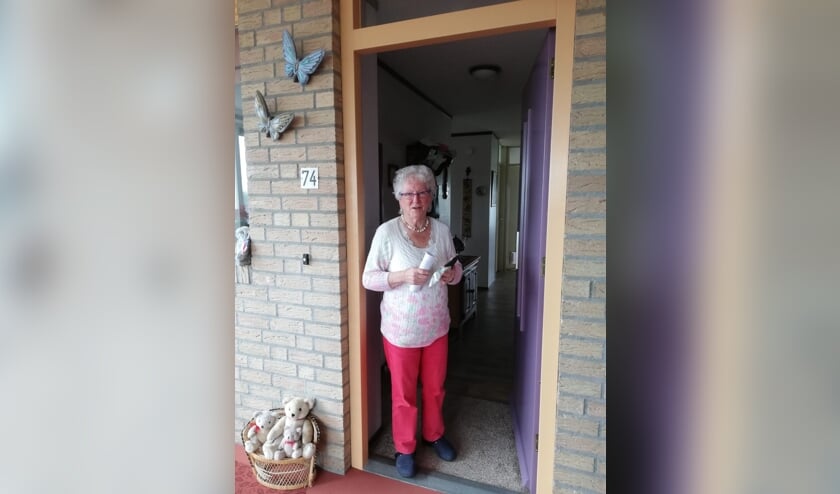 <p>Versierde stenen verspreiden in de buurt. (foto: Welzijn Rivierstroom)</p>