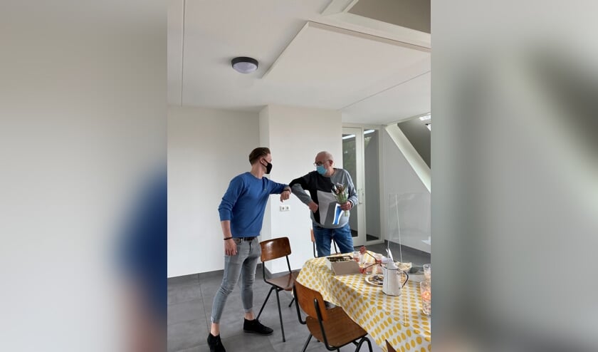 <p>Pepe en Martien groeten elkaar. (foto: Forte Welzijn)</p>