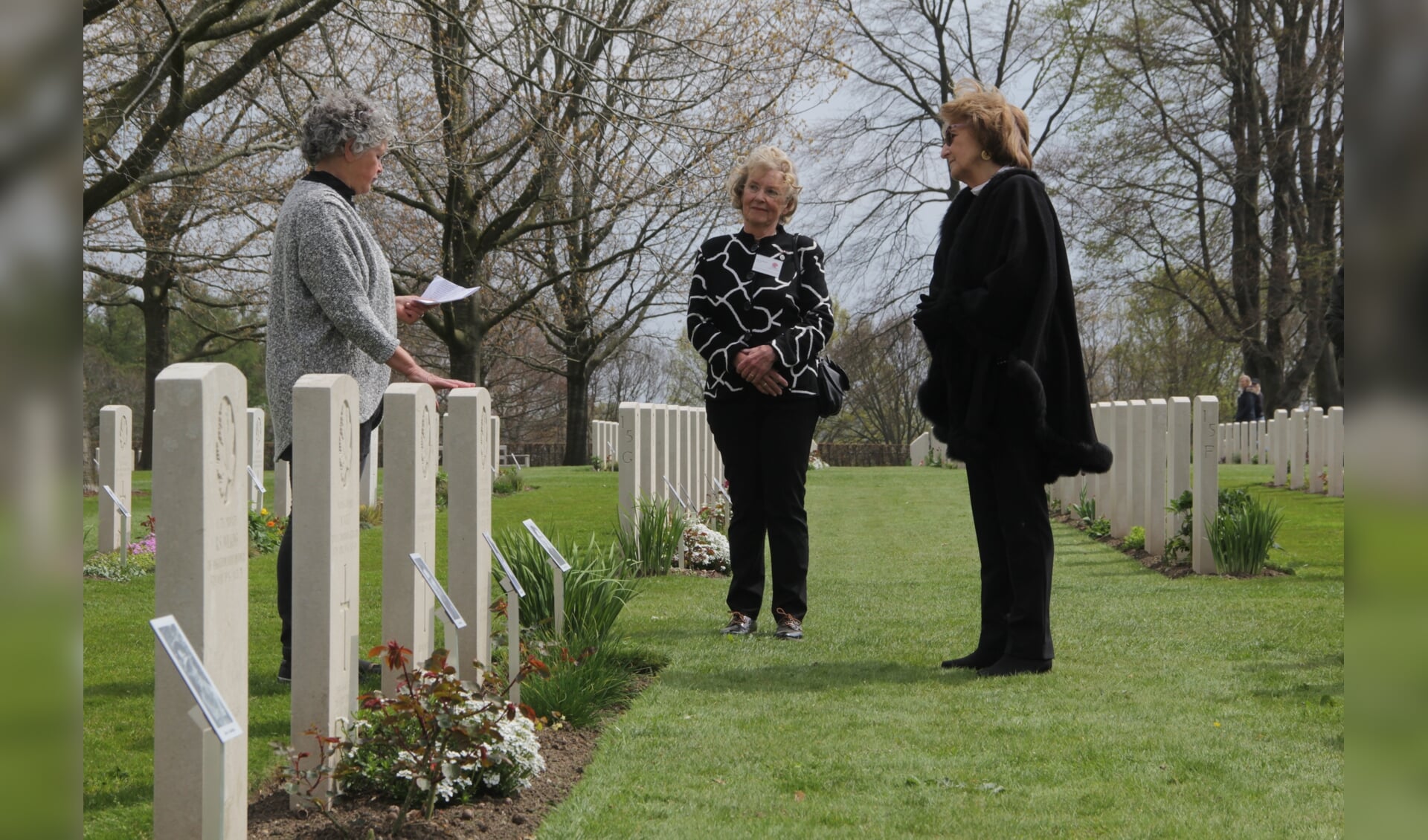 Een vrijwilligster leest het levensverhaal voor bij het graf van de overleden soldaat. (foto: Peter Hendriks)