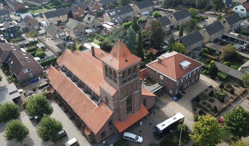 <p>De Zandse Kerk en omgeving. (foto: Arthur Ike van AR Video)</p>
