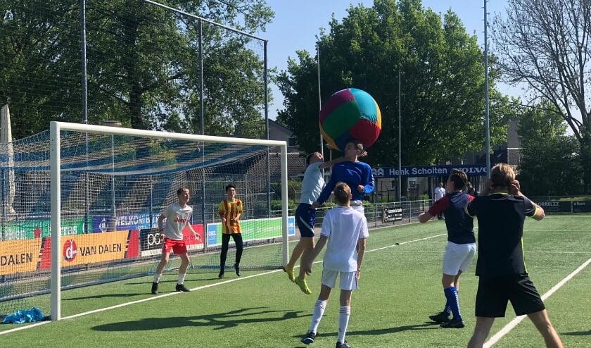 <p>succesvolle sportmiddag voor jongeren op Hemelvaartsdag. (foto: Romy Reick)</p>