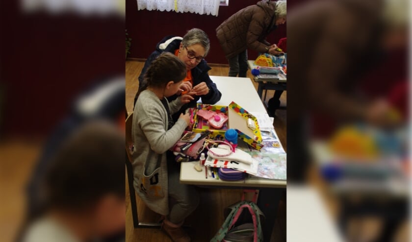 <p>Samen (In Roemenie) bekijken wat er in het kado zit. (foto: A de Wit)</p>