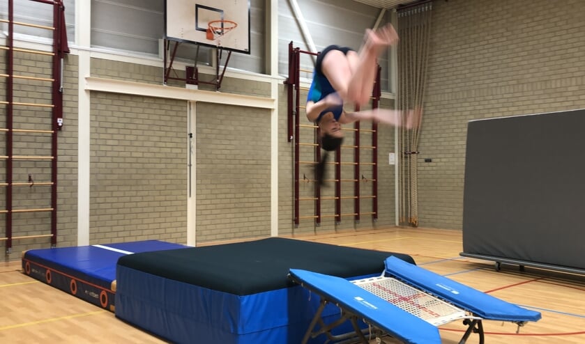 <p>Salto's springen bij de springgroep. (foto: Sam van Veenendaal)</p>