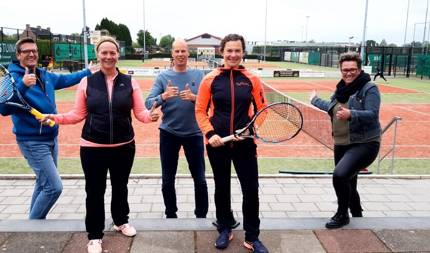 <p>Deze TVHA’ers staan voor je klaar op ons mooie tennispark. Van links naar rechts: Kim, Petra, Owen, Sylvia en Mark. (foto: Ingrid Breunissen)</p>