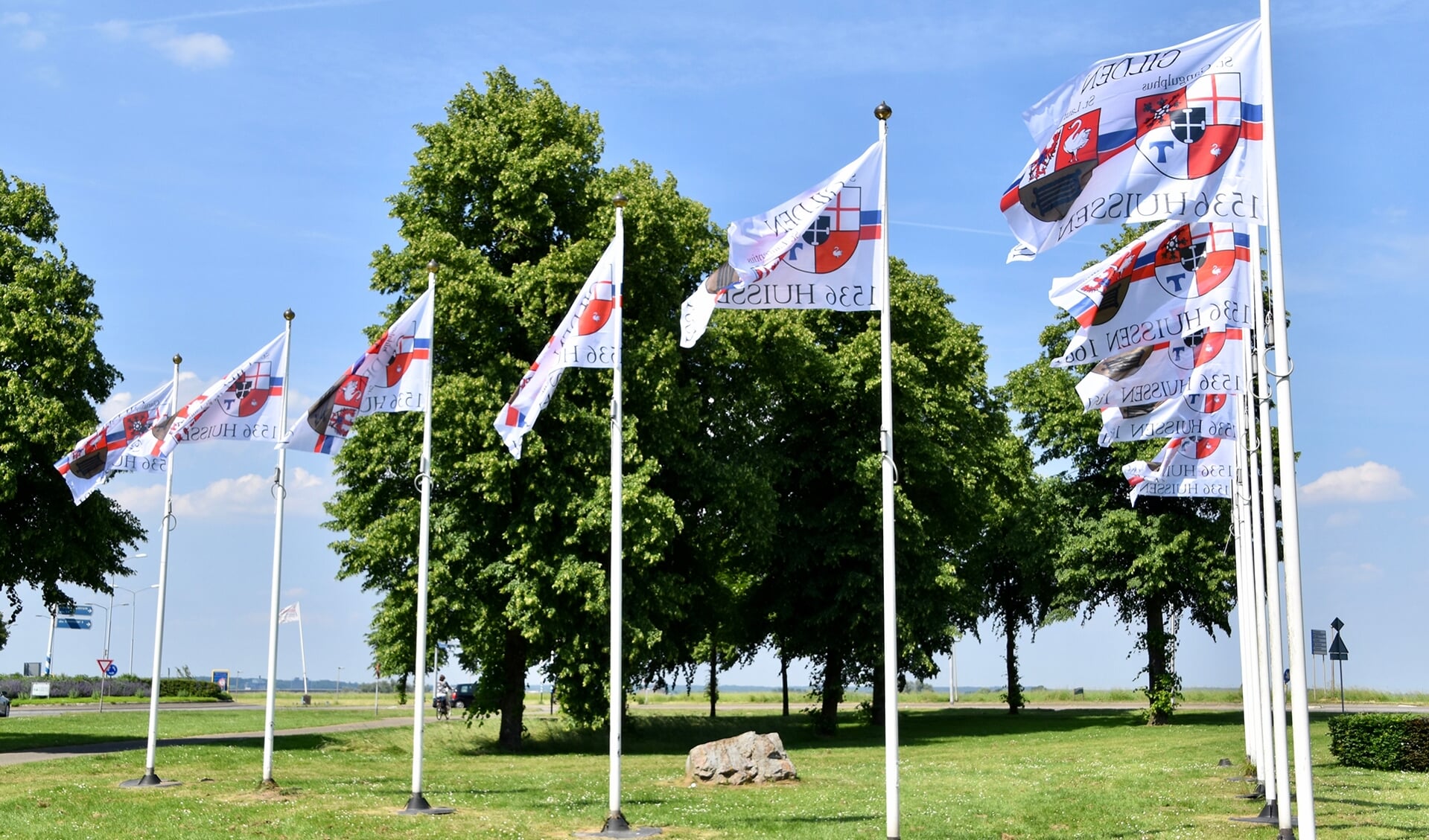 Gilden vlaggen Arnhemse poort. (foto: Gilden Huissen)