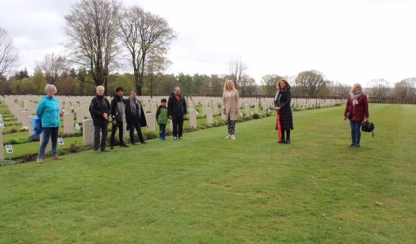 <p>Wandelaars met minister Kaag op de foto.</p>
