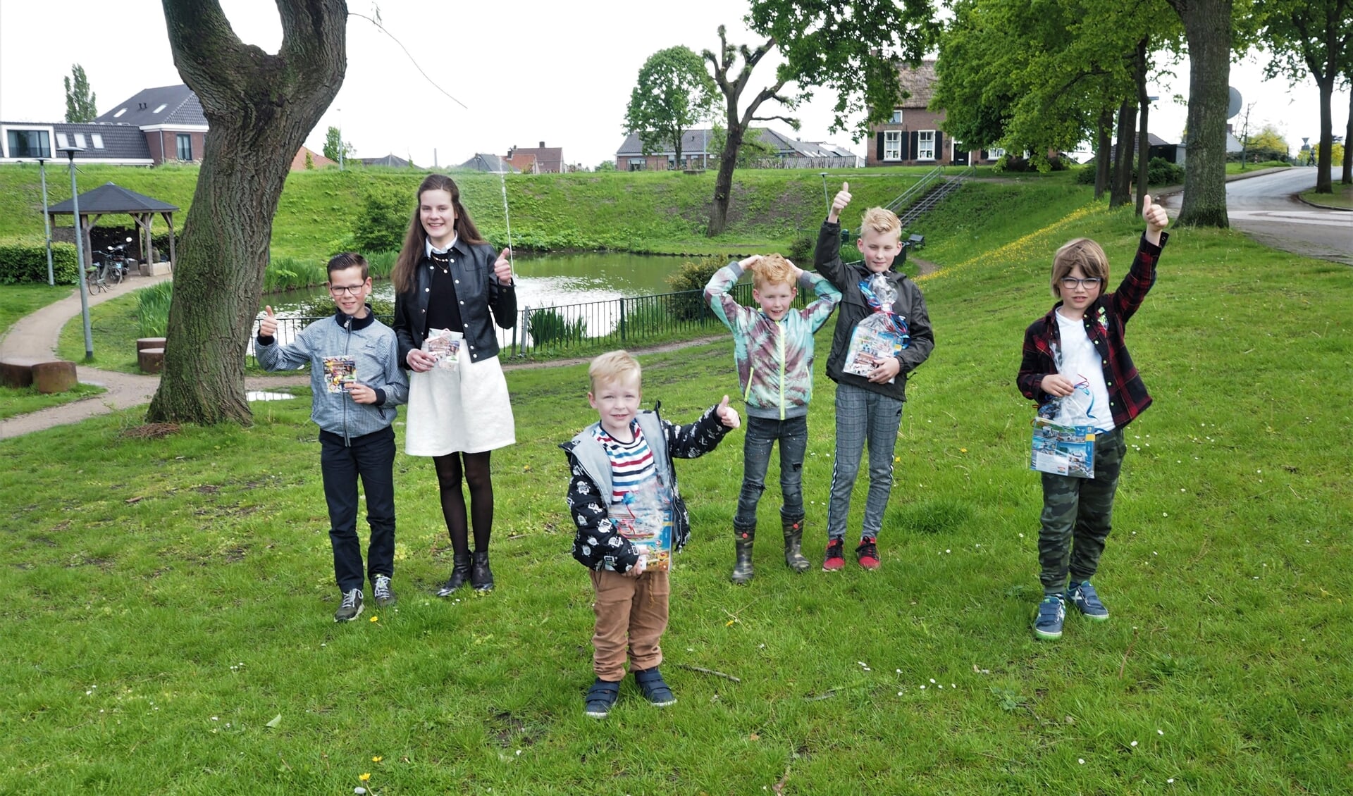 De winnaars van de fotospeurtocht van links naar rechts Henri, Alinde, Ryan, Cas, Luc en Tygo. (foto: Gerard Nieuwenhuis)