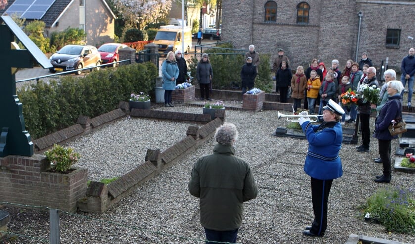 <p>Dodenherdenking Angeren bij massagraf. (foto: Henk Sluiter)</p>